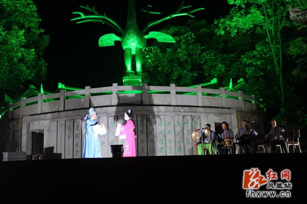 鳳凰縣夢(mèng)幻燈光節(jié)開幕 優(yōu)美風(fēng)景羨煞游人(圖7)