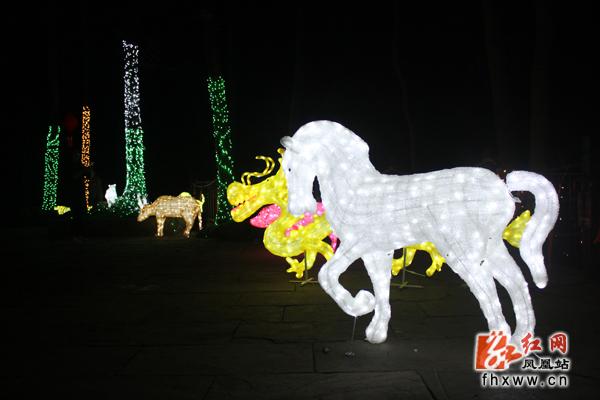 鳳凰縣夢(mèng)幻燈光節(jié)開幕 優(yōu)美風(fēng)景羨煞游人(圖3)