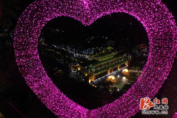 鳳凰縣夢(mèng)幻燈光節(jié)開幕 優(yōu)美風(fēng)景羨煞游人(圖6)