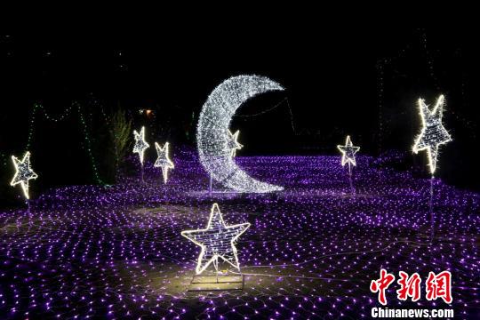 圖為精美的燈光造型?！∴嵄z